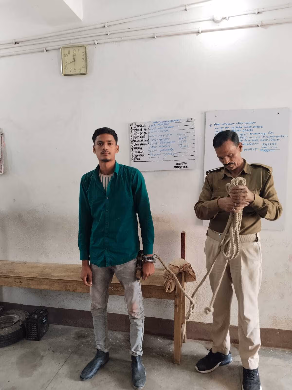 मारपीट व आर्म्स एक्ट का फरार आरोपित गिरफ्तार