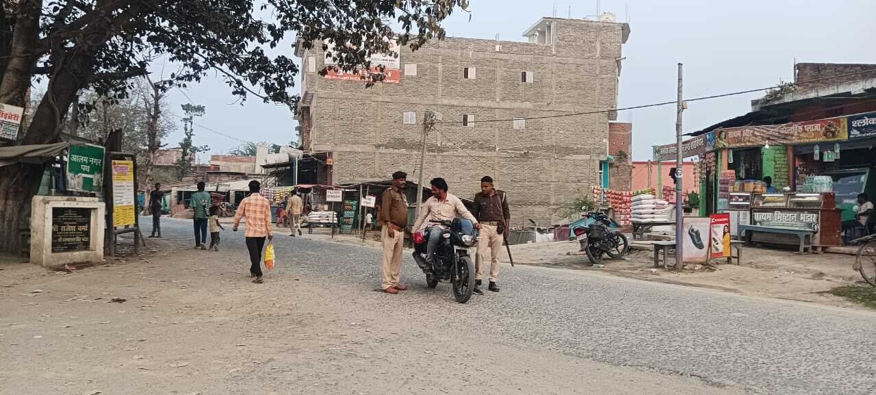 पुलिस ने वाहनों की ली तलाशी