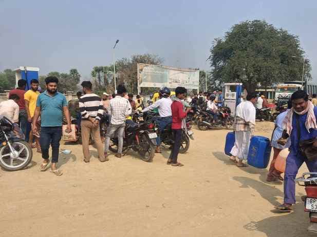 ईरान-इजरायल युद्ध का असर, पेट्रोल पंपों पर लगी लंबी कतारें