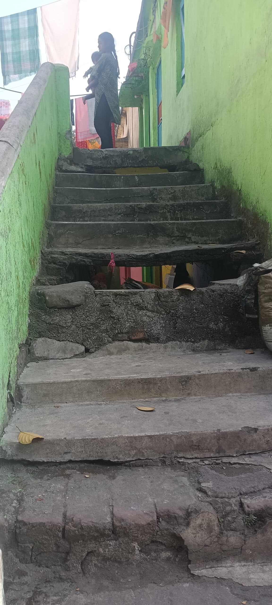 Bokaro News : जर्जर क्वार्टरों में डर के साये में जी रहे लोग