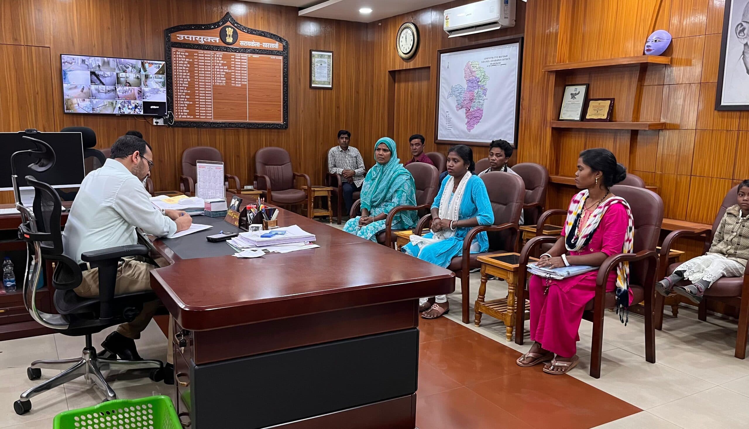 Seraikela Kharsawan News : आपदा प्रभावितों को मुआवजा के लिए जल्द पहल करें : डीसी