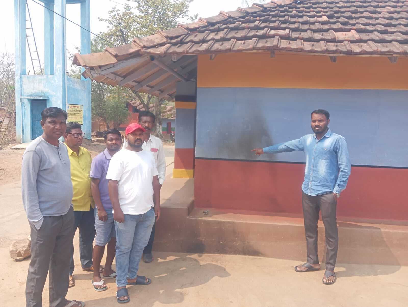 East Singhbhum News : बाइकर्स गैंग को स्टंट करने से रोका, तो टोला प्रधान के घर पर फेंका पेट्रोल बम