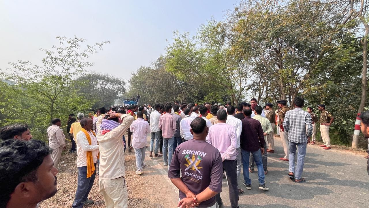 एसएच-17 पर पानी भरे गड्ढे में मिला युवक का शव, परिजनों ने सड़क जाम कर किया प्रदर्शन