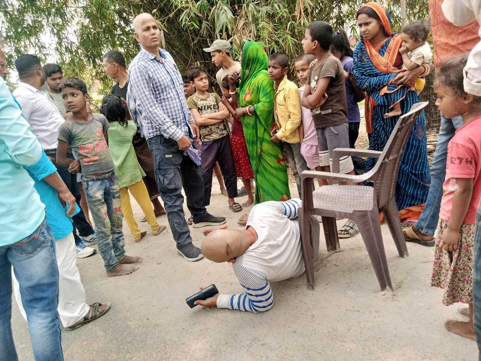 गोला चौक पर दो बाइक की टक्कर, युवक गंभीर रूप से घायल