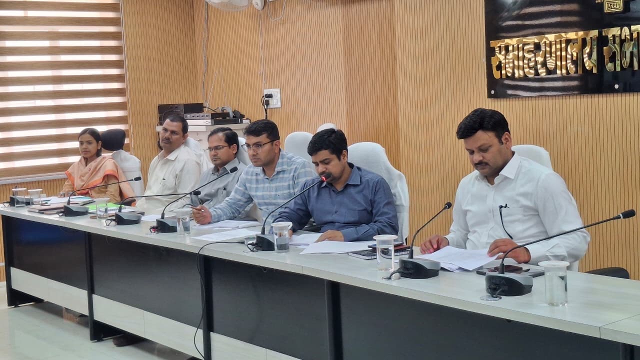 आयुक्त कार्यालय से प्राप्त परिवादों के त्वरित निष्पादन पर डीएम सख्त, समयबद्ध कार्रवाई के दिए निर्देश