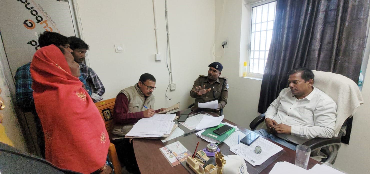 अंचल कार्यालय के जनता दरबार में आये 10 मामले