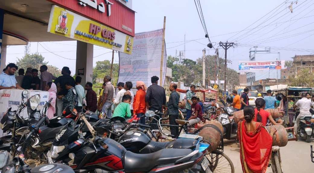 रसोई गैस की अनियमित व अपर्याप्त आपूर्ति से बढ़ी परेशानी, एलपीजी गोदामों पर लग रही भीड़