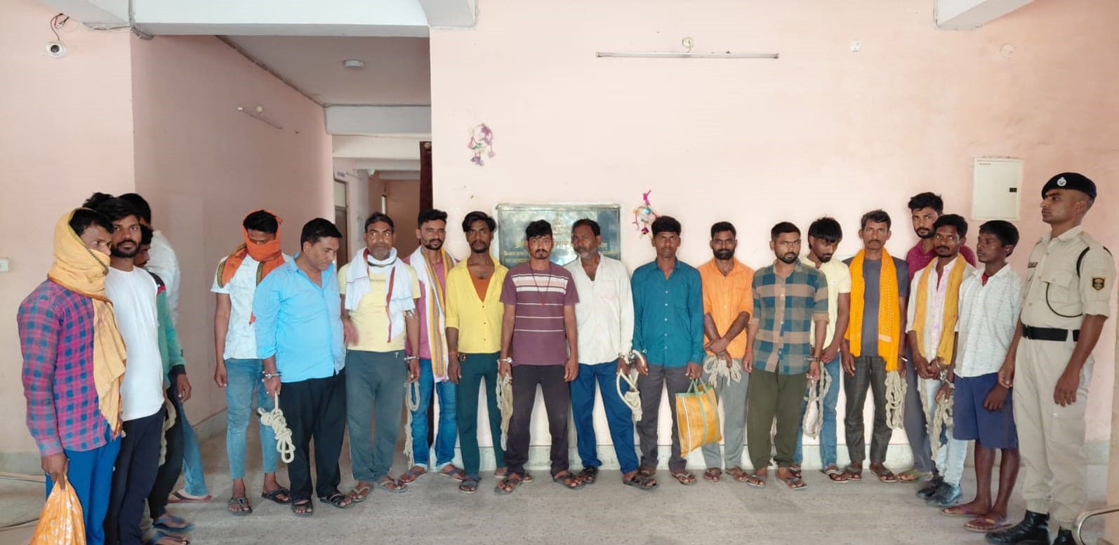 शराब बेचने व पीने के आरोप में 19 लोग गिरफ्तार