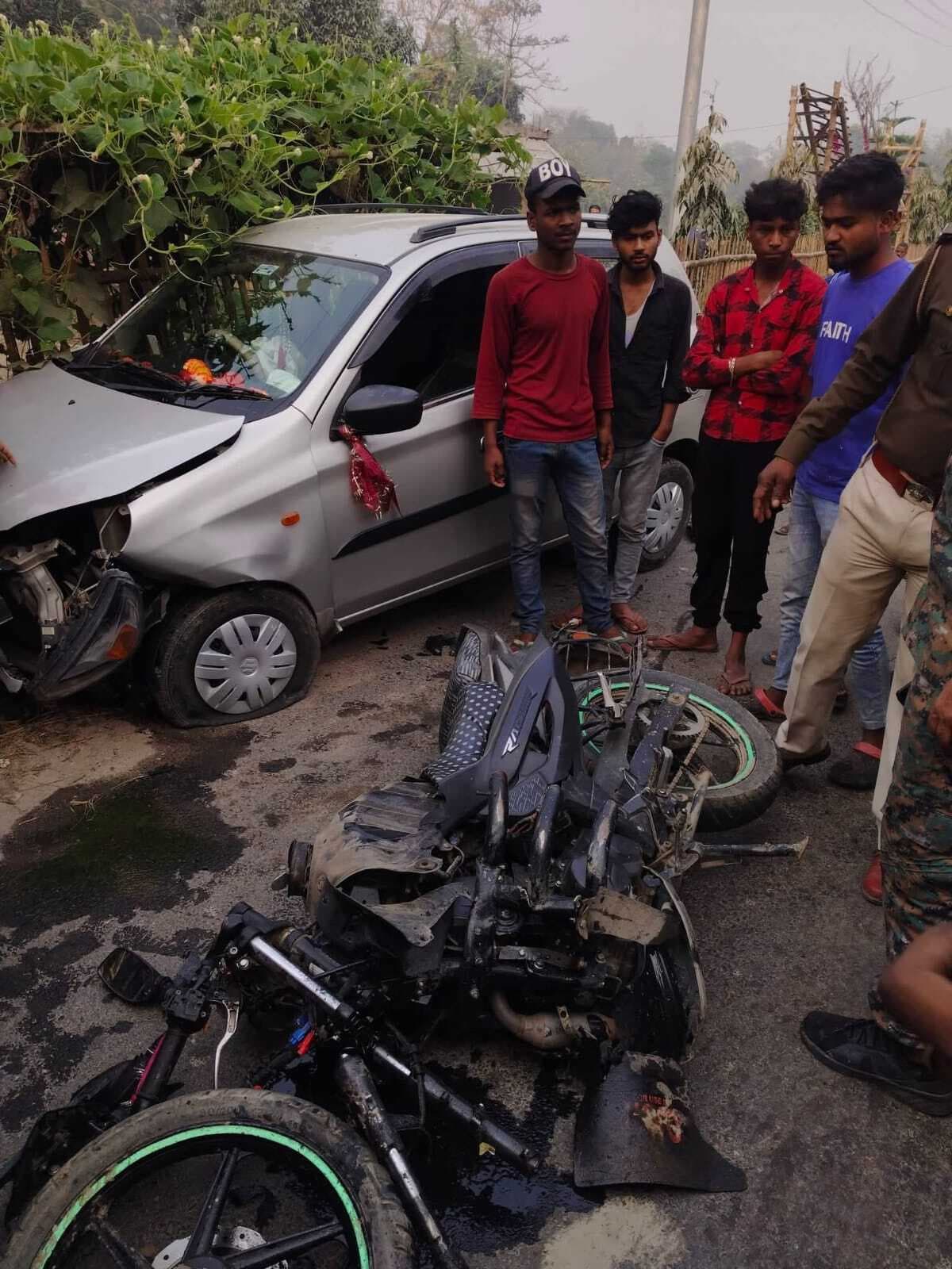 कार व बाइक की सीधी टक्कर में बाइक सवार दो युवक गंभीर रूप से जख्मी