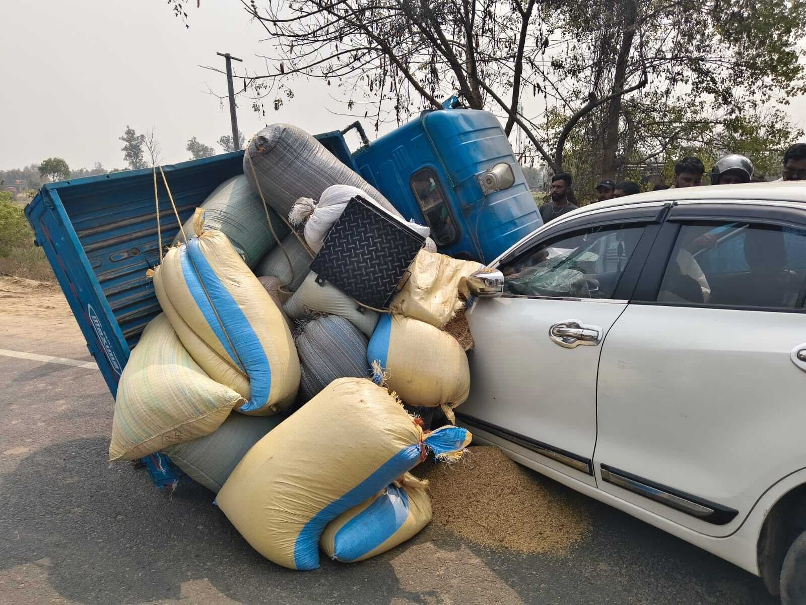 कार व मालवाहक ऑटो की टक्कर, चालक घायल