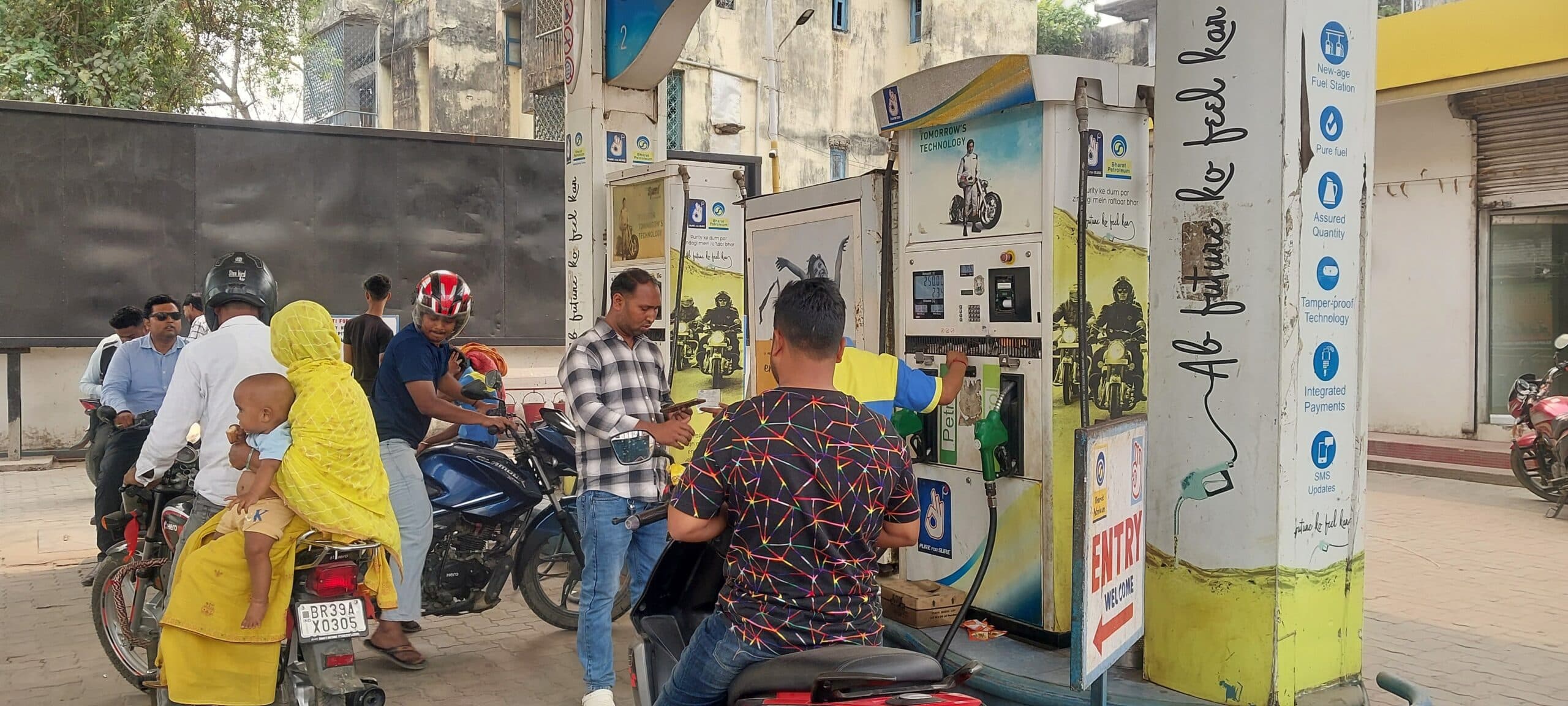 युद्ध की आहट के बीच बढ़ी महंगाई की चिंता, पेट्रोल पंपों पर उमड़ी भीड़