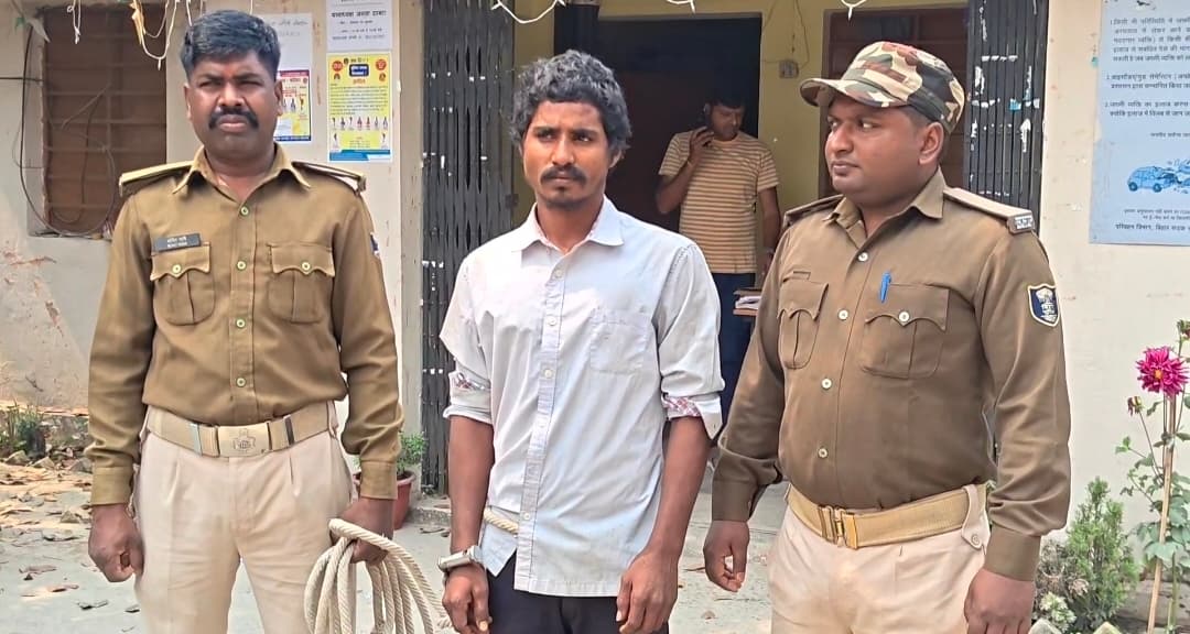 छेड़छाड़ करने के आरोप में एक, शराब पीने में दो गिरफ्तार