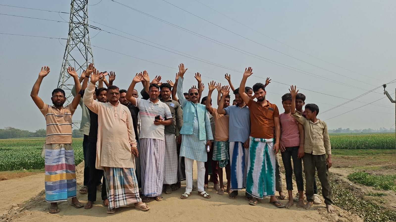 एप्रोच पथ निर्माण की मांग को ग्रामीणों ने किया प्रदर्शन