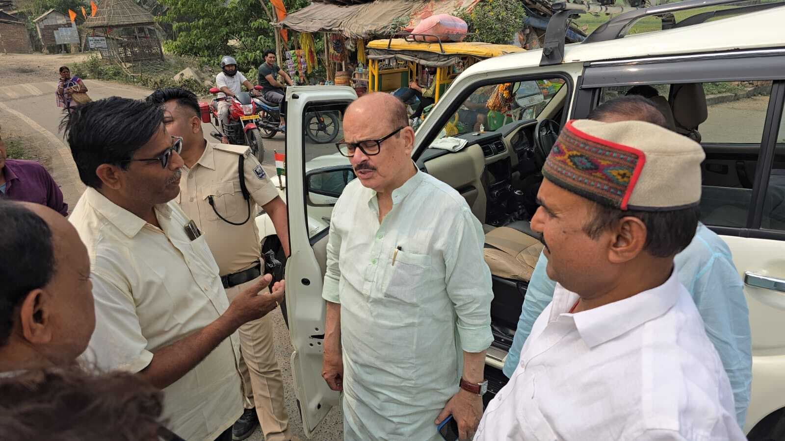 जमीन अधिग्रहण को वापस की मांग को लेकर सांसद से मिले किसान