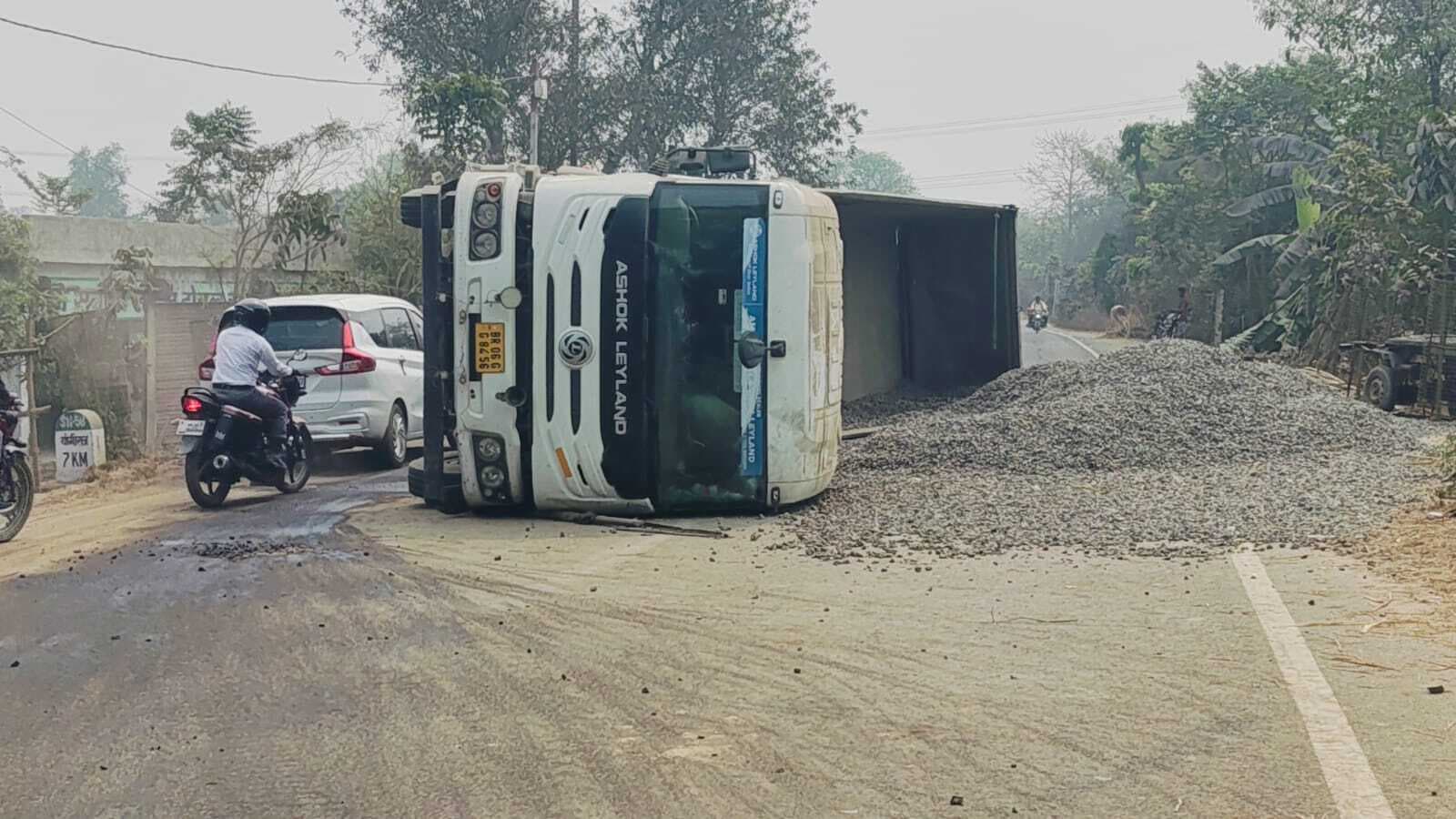 एसएच 58 पर हाइवा पलटा, बाल-बाल बचा चालक