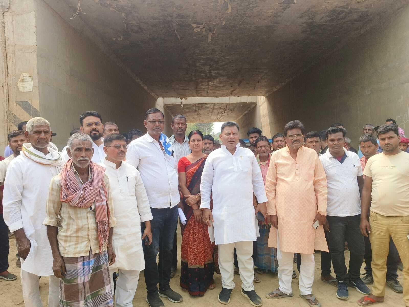 मिर्जाचौकी फोरलेन पर खड़िया-अमैया पथ का संपर्क पथ नहीं दिये जाने का विरोध