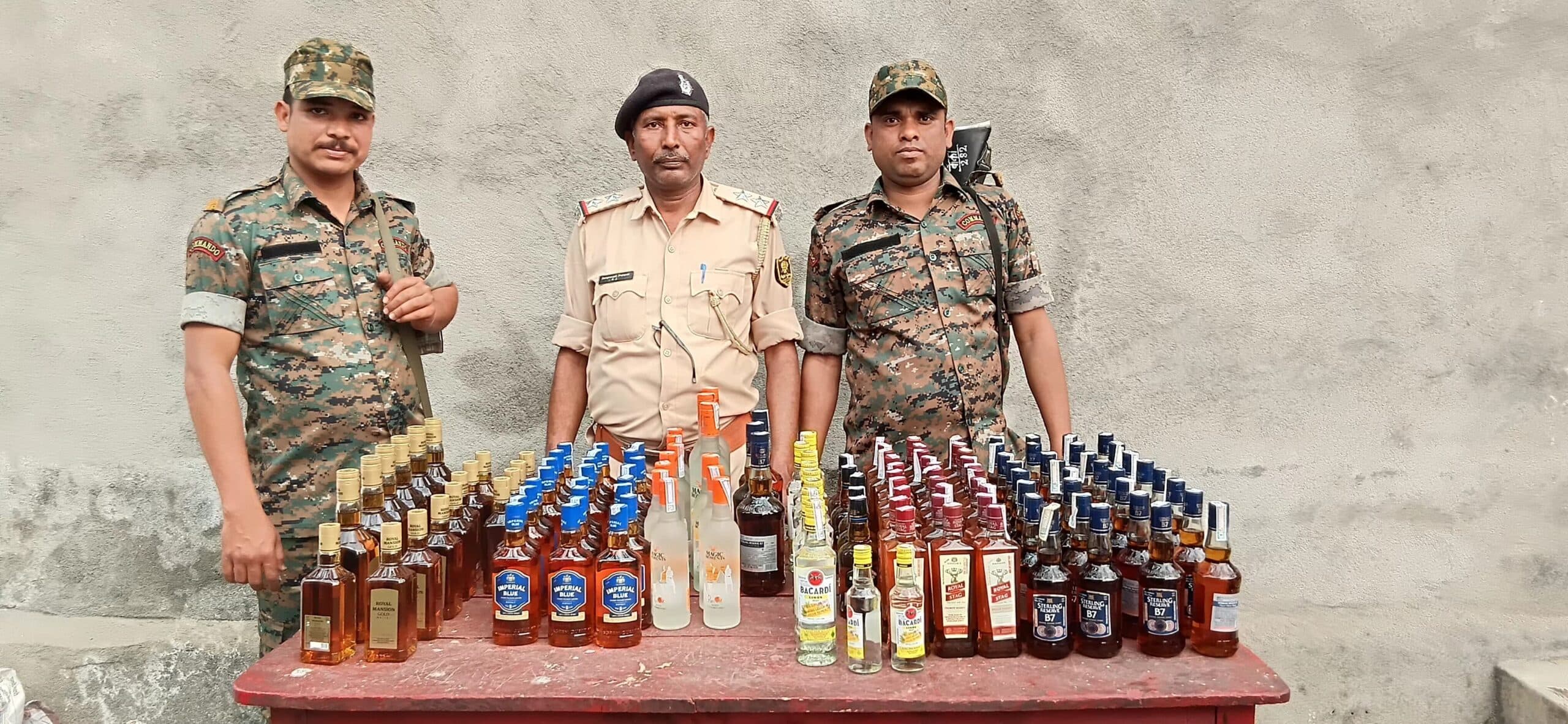 ई-रिक्शा से भारी मात्रा में विदेशी शराब बरामद,