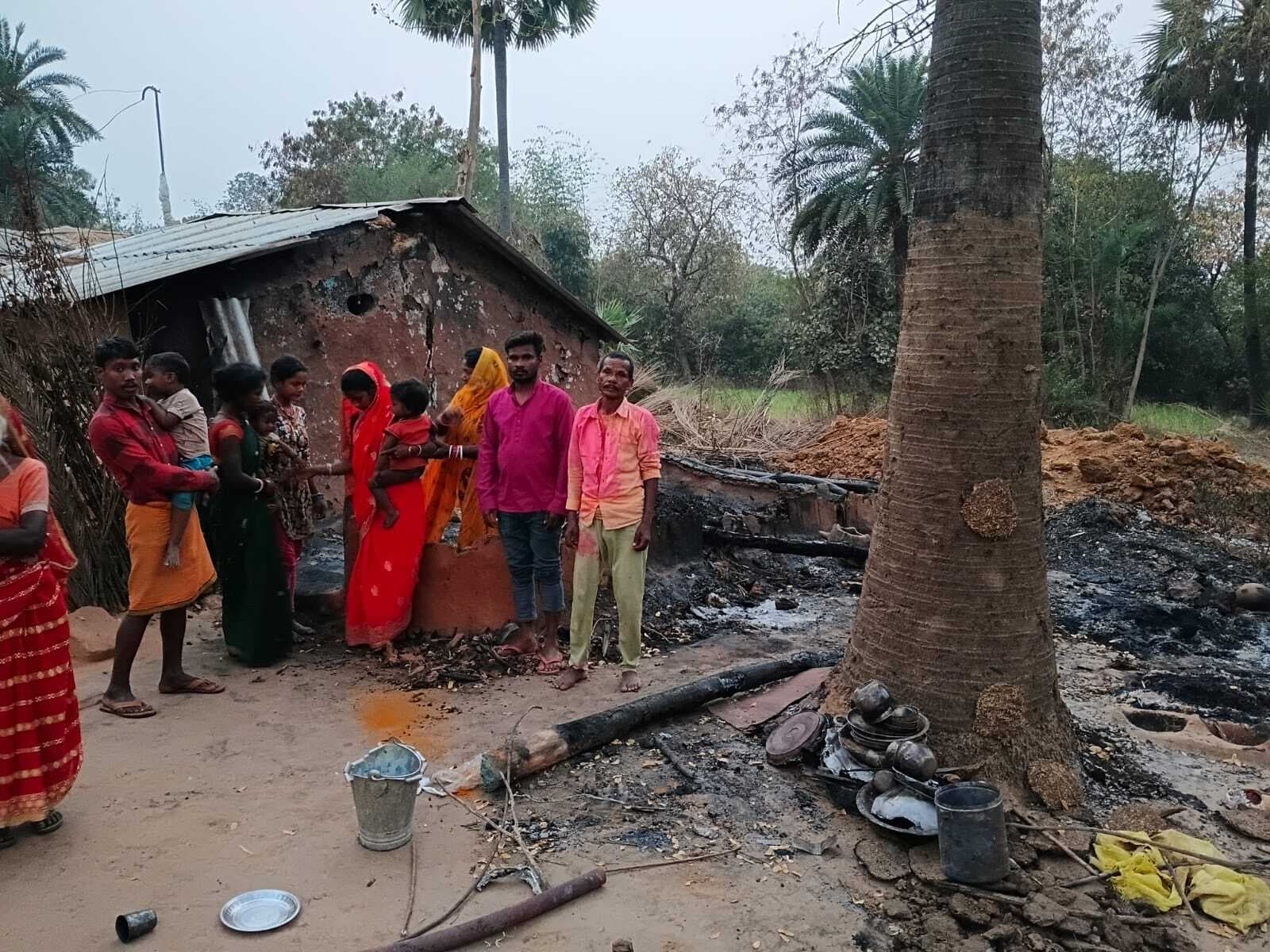 आग लगने से तीन घर जलकर राख, तीन लाख का नुकसान