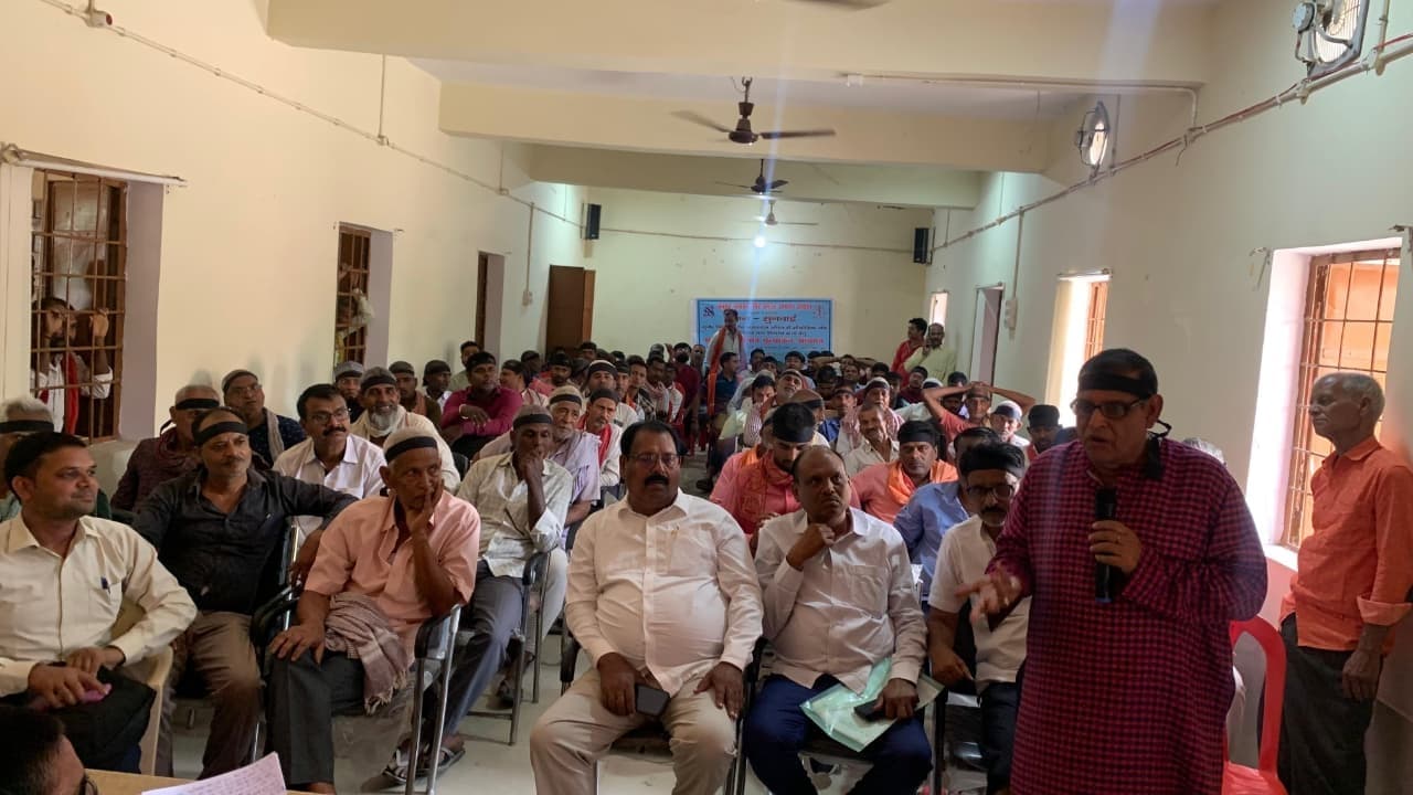 औद्योगिक क्षेत्र के लिए जमीन अधिग्रहण का किया विरोध, काला पट्टी लगाकर पहुंचे किसान