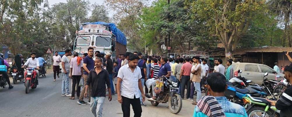 ट्रक की चपेट में आने से पत्नी की मौत, जिंदगी और मौत के बीच जूझ रहा पति