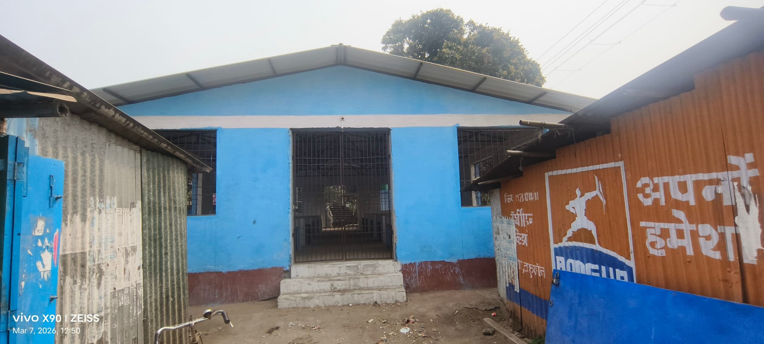 मछली विक्रेताओं के लिए बना शेड बंद, खुले में हो रही बिक्री