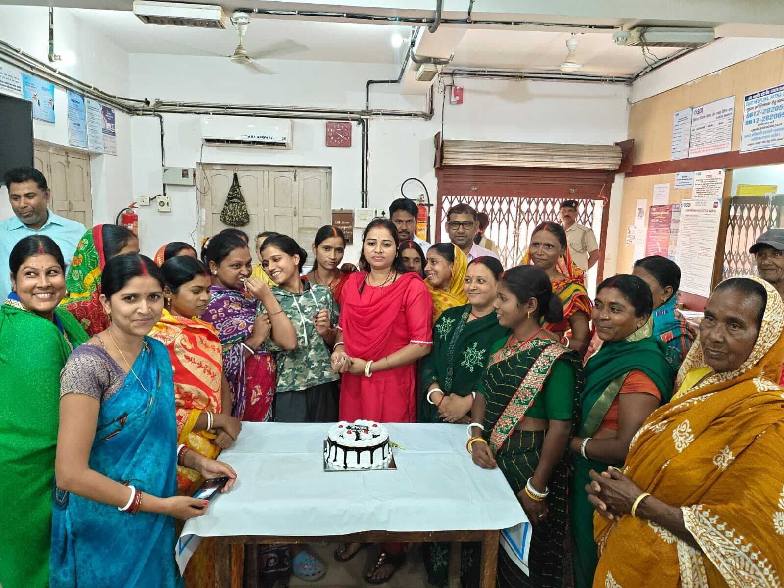 स्टेट बैंक ने महिलाओं को किया सम्मानित