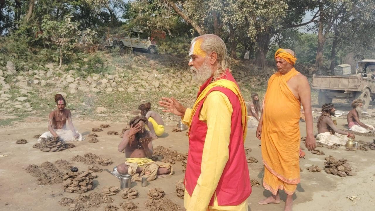 हरिद्वार से देवघर तक पैदल धर्मयात्रा के दौरान अगुवानी पहुंचे साधु संतों का किया स्वागत