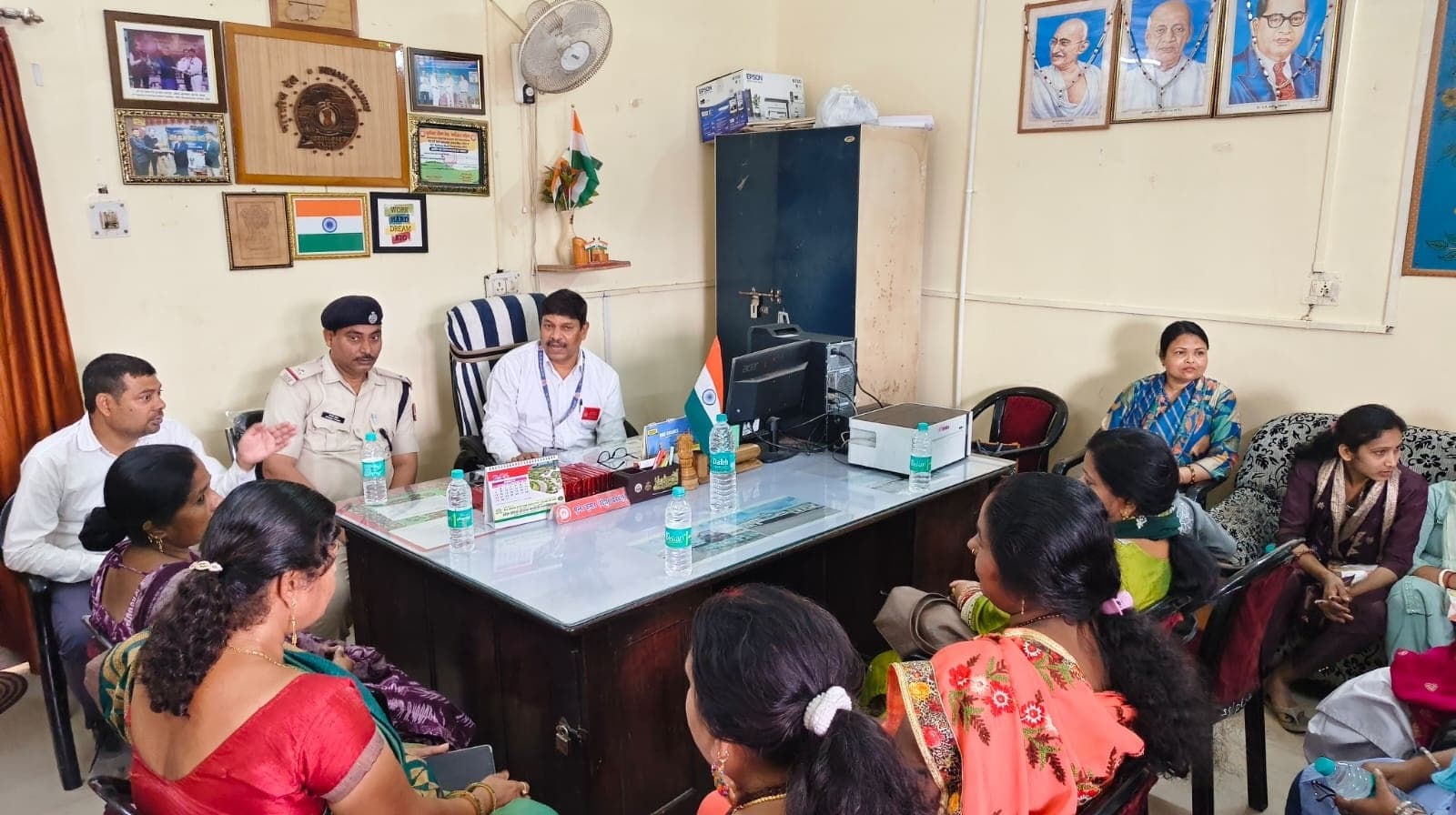 पूर्णिया जंक्शन पर महिला रेल कर्मचारियों को किया गया सम्मानित