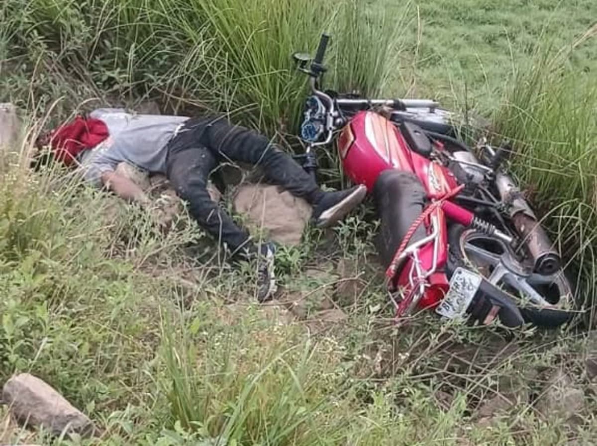 सड़क किनारे मिला युवक का शव, हादसे की आशंका