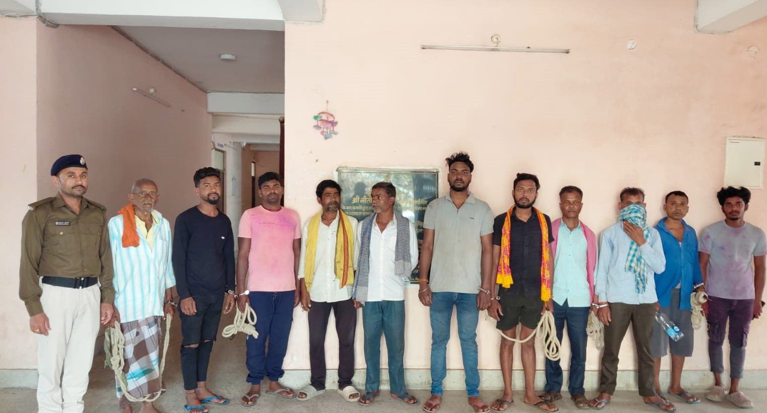 एक तस्कर व 10 शराबी गिरफ्तार