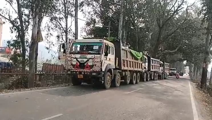 बालू लदे चार हाइवा जब्त, वाहन जांच के दौरान हुई कार्रवाई