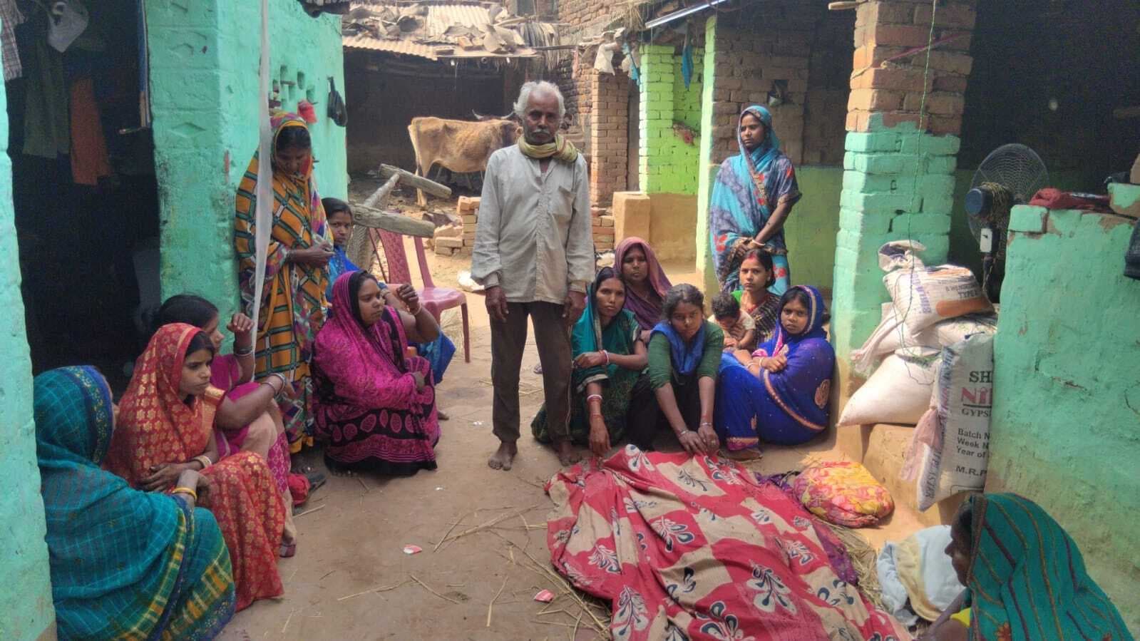 पोस्टमार्टम के बाद युवक का शव गांव पहुंचते ही परिजनों के चीख-पुकार से माहौल हुआ गमगीन