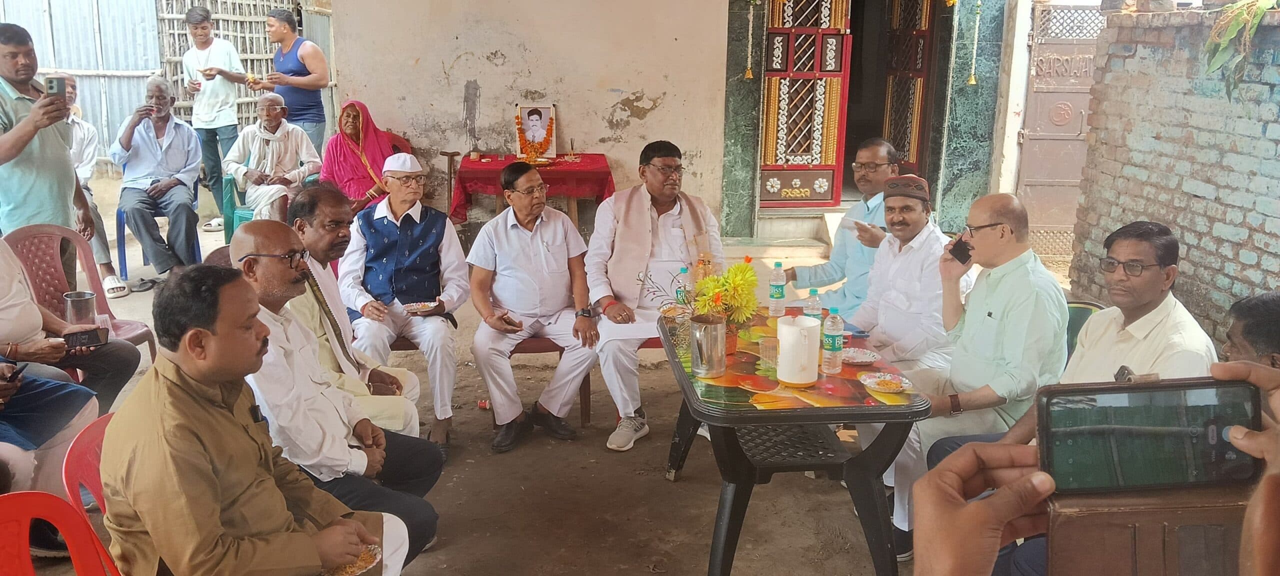 मृतक के परिजनों से मिले सांसद, जताया दुख