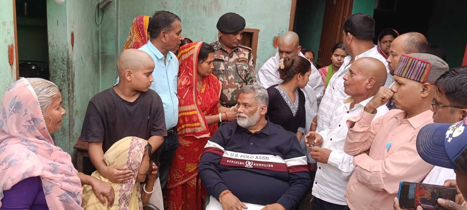 फलका में सड़क दुर्घटना में मृतक के परिजनों से मिलने पहुंचे सांसद