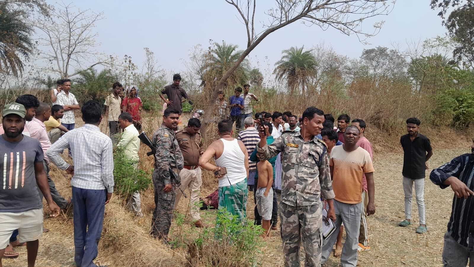 Deoghar news : पेड़ से लटकता मिला युवक का शव, पत्नी ने लगाया हत्या का आरोप