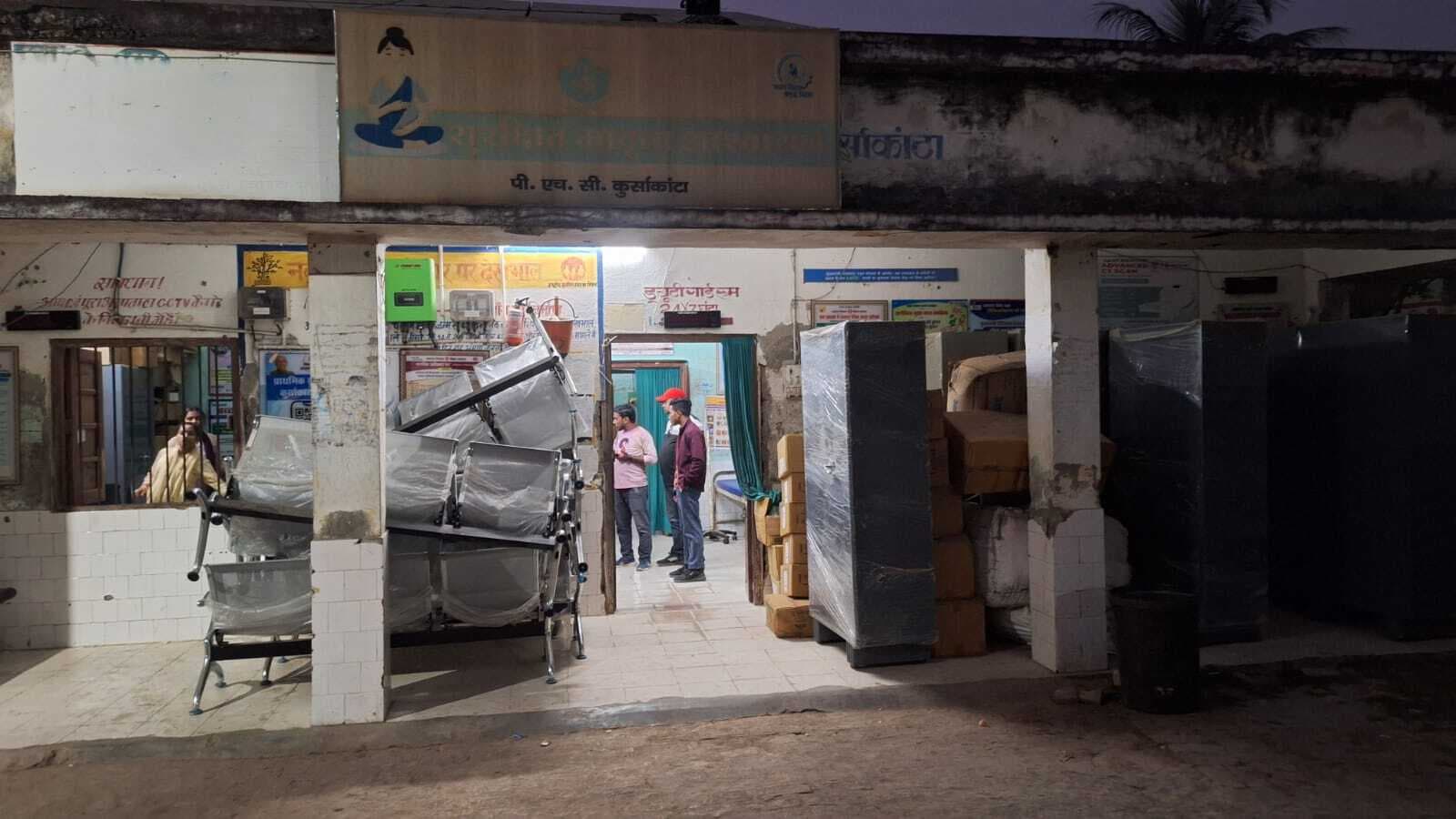 पीएचसी में में उपस्कर रखने तक की जगह नहीं