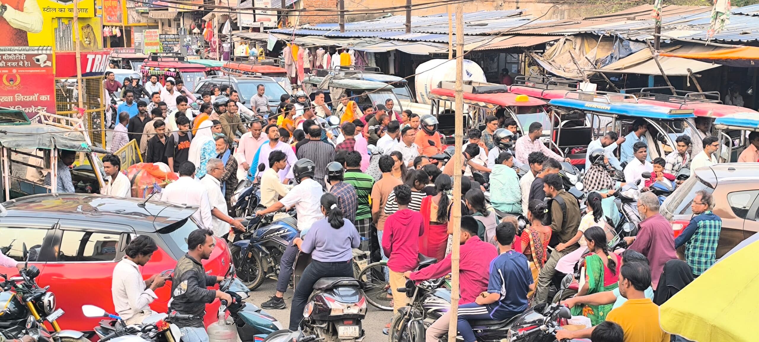 Giridih News :सजने लगा ईद का बाजार, उमड़ने लगी भीड़