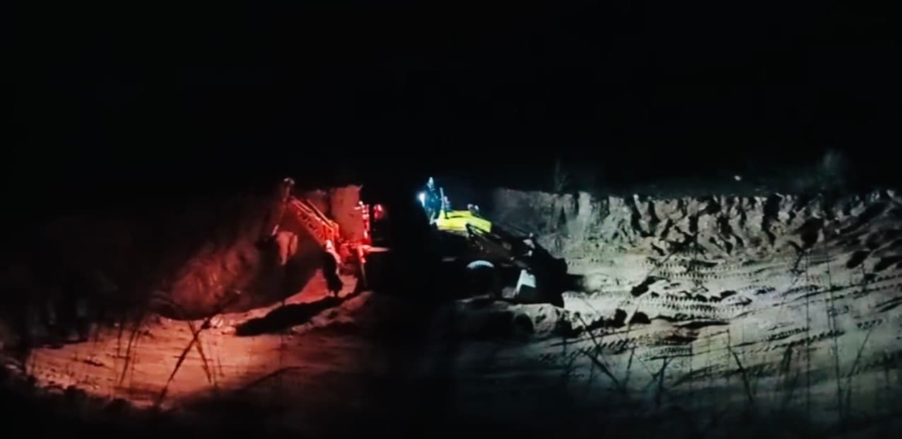 Giridih News :अफरवा पहाड़ी से माइका का हो रहा अवैध खनन