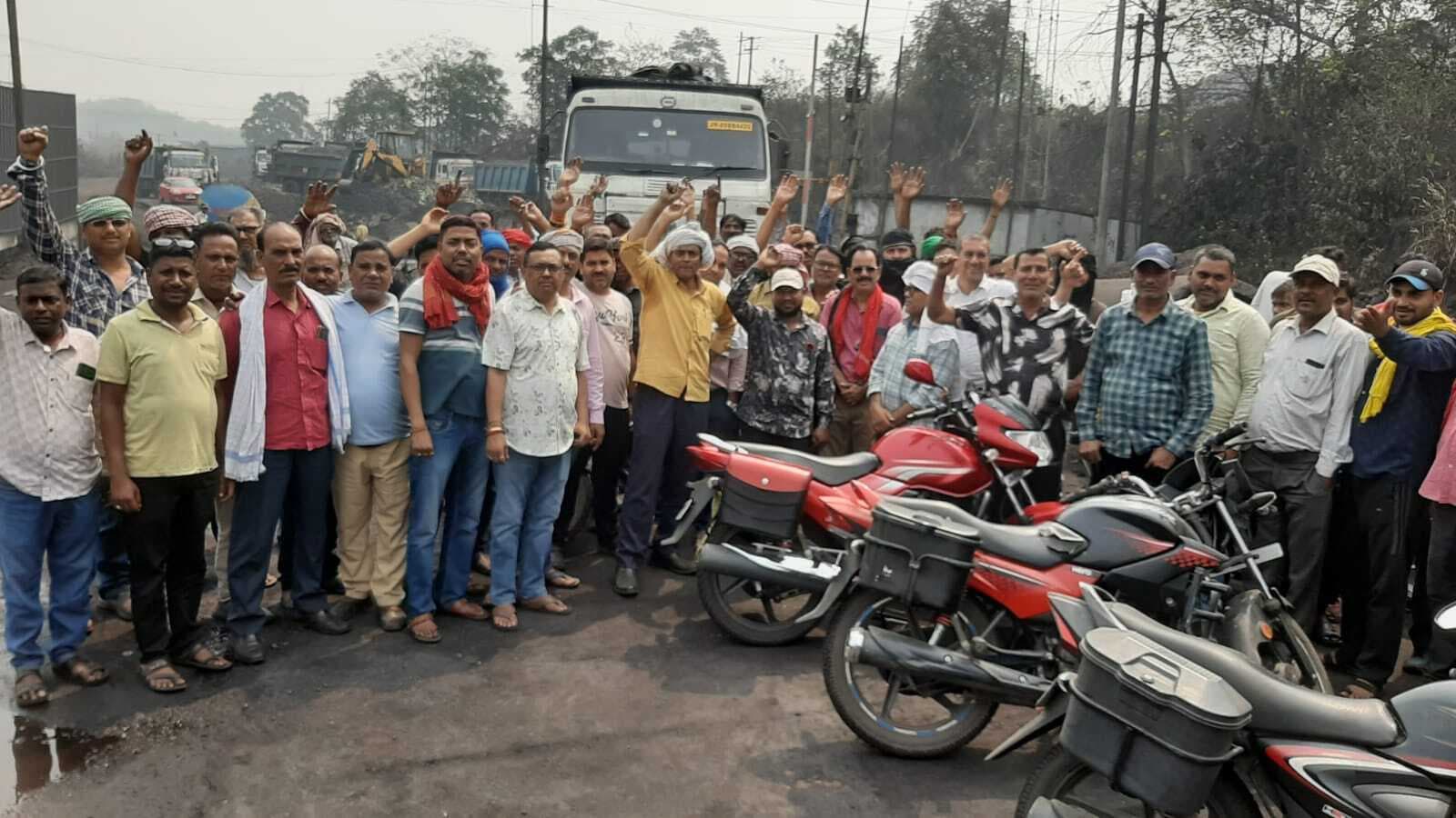 Bokaro News : लोकल सेल से जुड़े लोगों ने ट्रांसपोर्टिंग रोकी