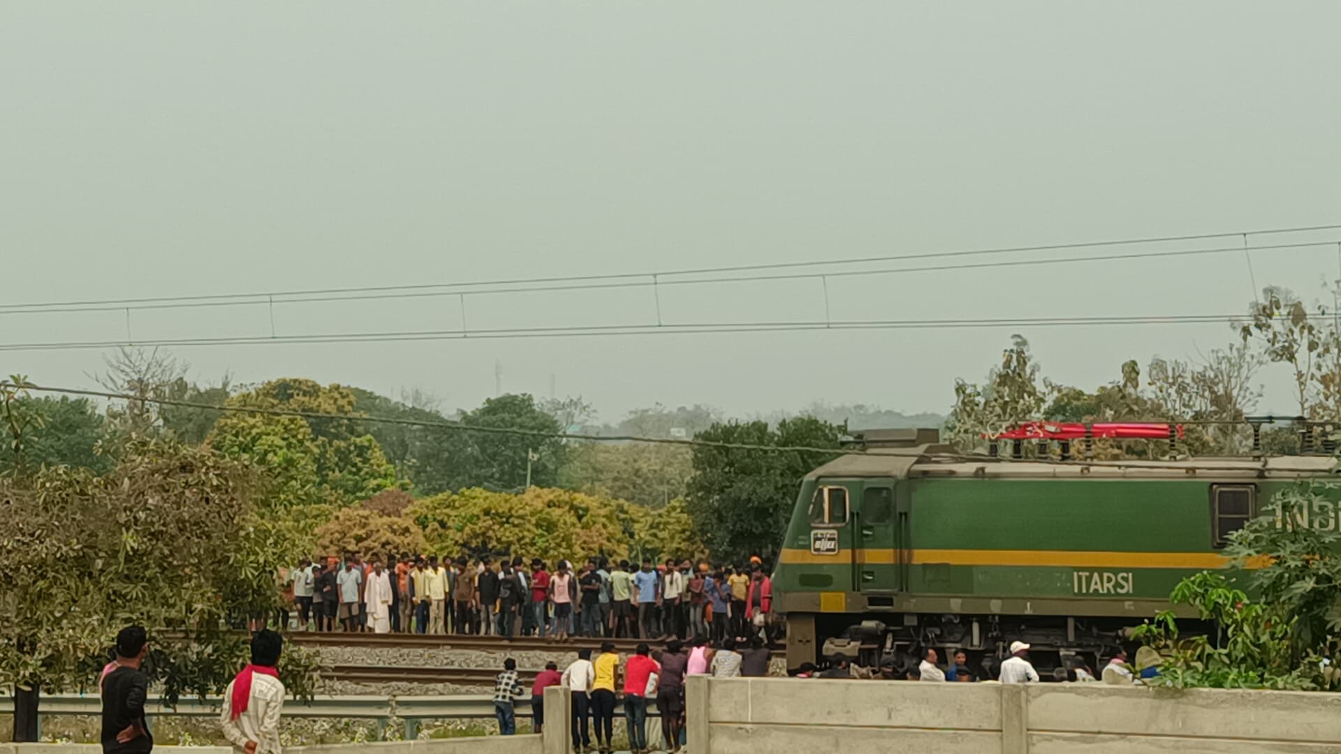 Bhagalpur news रेलवे ट्रैक के बगल में मिली लाश, हत्या का आरोप