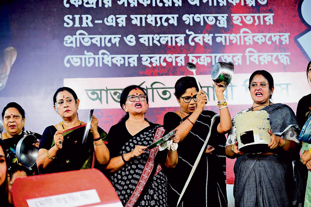 एलपीजी की कीमतों में बढ़ोतरी के खिलाफ तृणमूल की महिला विंग का प्रदर्शन