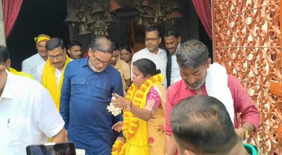 प्रशांत किशोर ने महावीर मंदिर में की पूजा-अर्चना