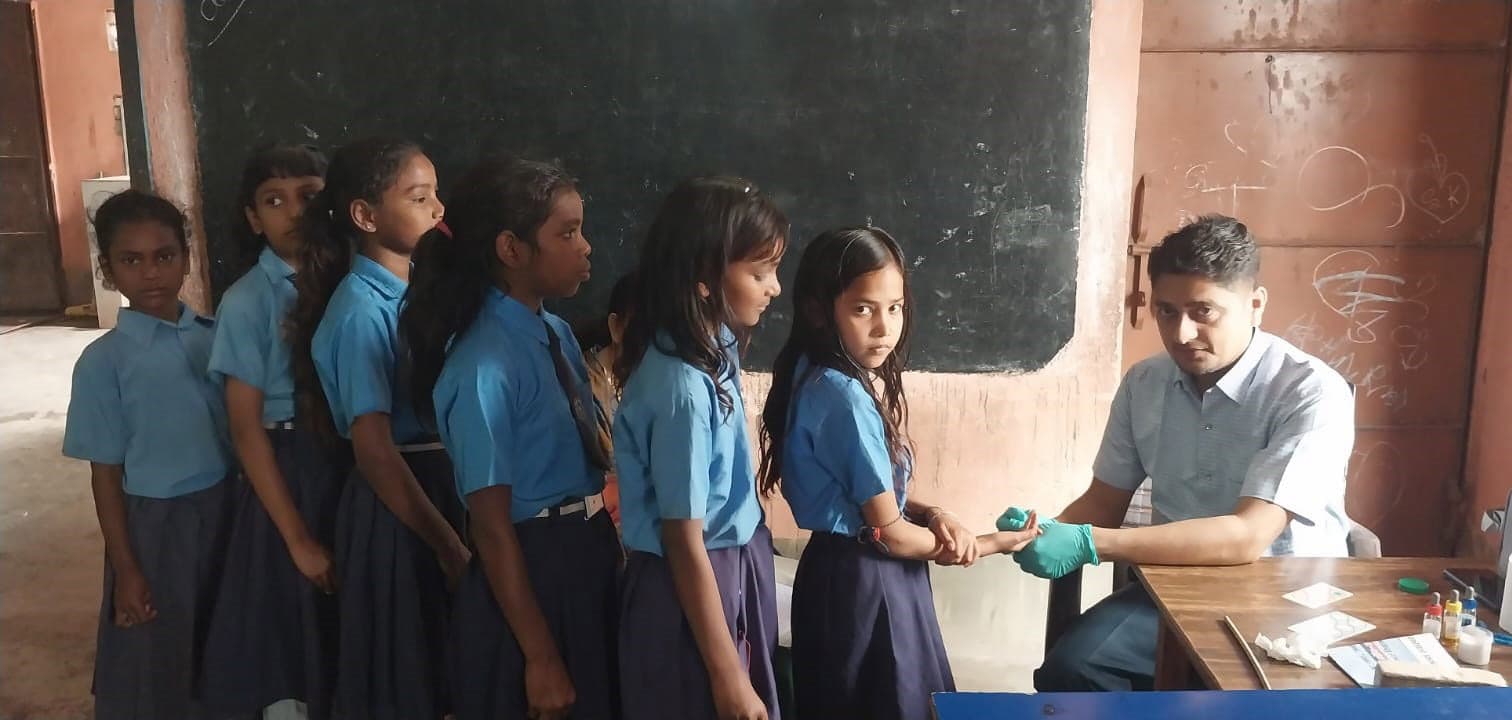 प्राथमिक विद्यालय मुसहरी टोला दरियापुर में बच्चों के रक्त समूह की जांच