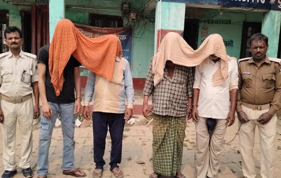 चार शराबियों को हंगामा करते पकड़ा