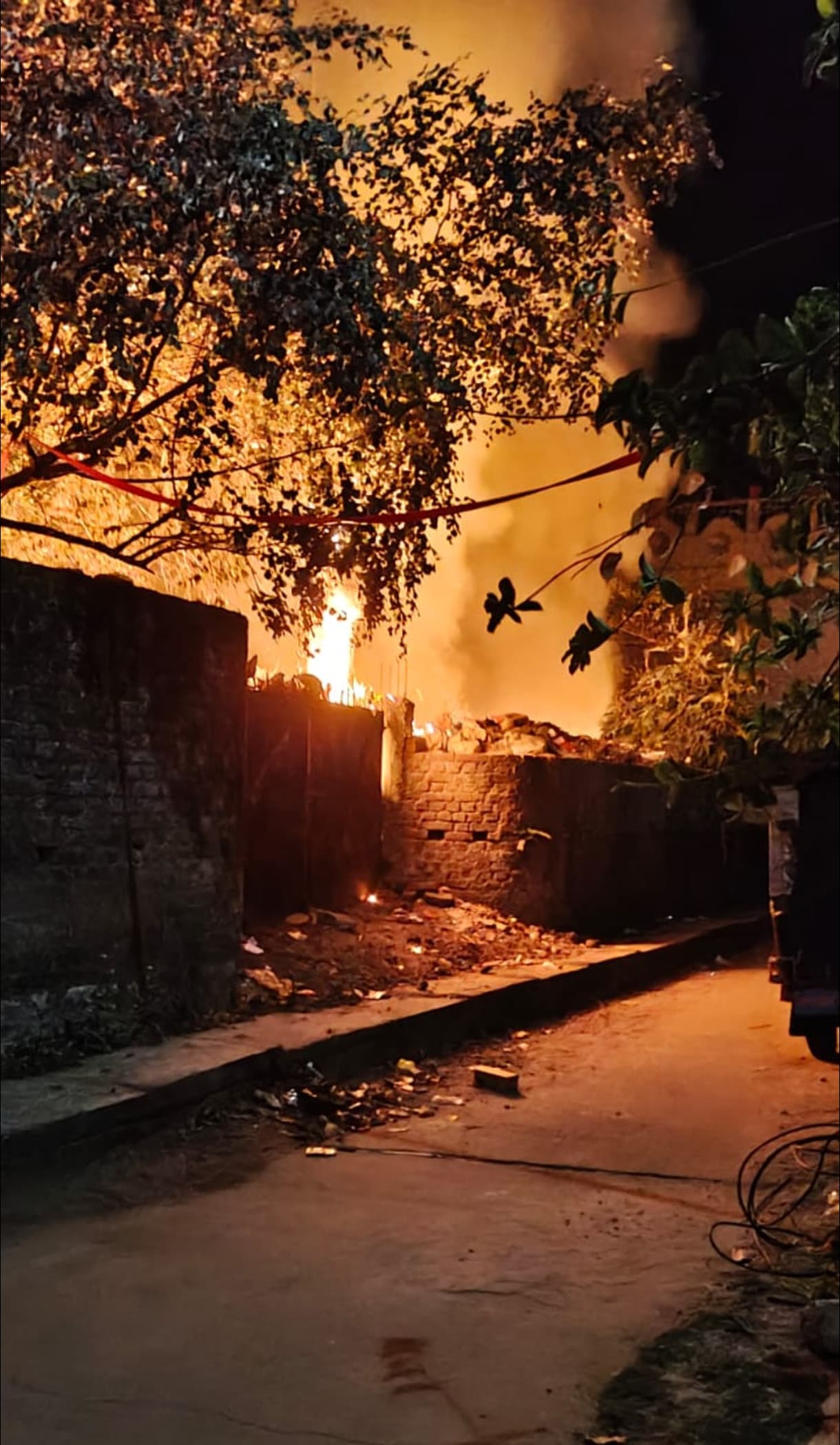 कॉलोनी में आग लगी, दमकल से काबू पाया गया