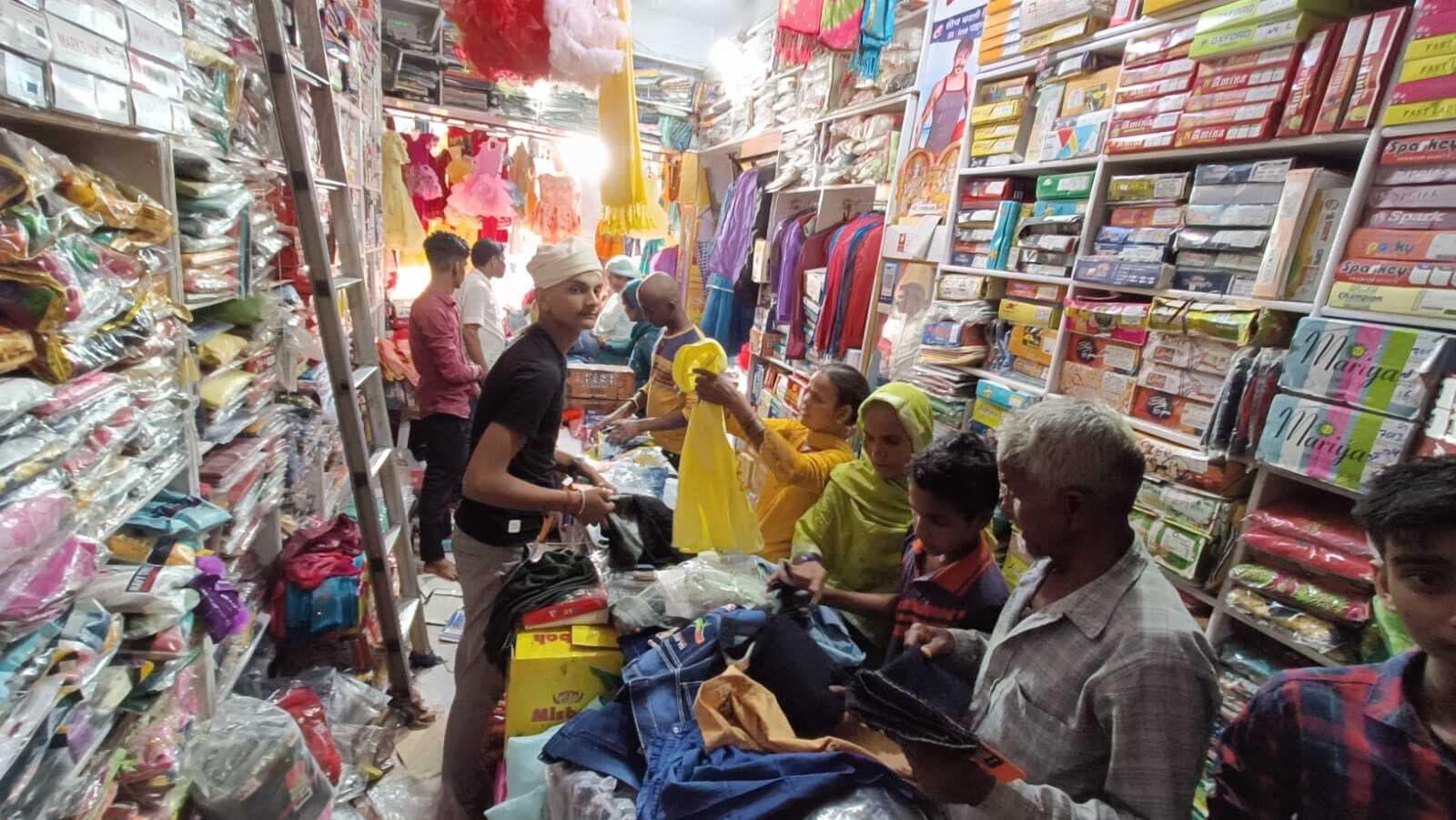 ईद को लेकर बाजारों में बढ़ी रौनक, खरीदारी के लिए उमड़ रही भीड़