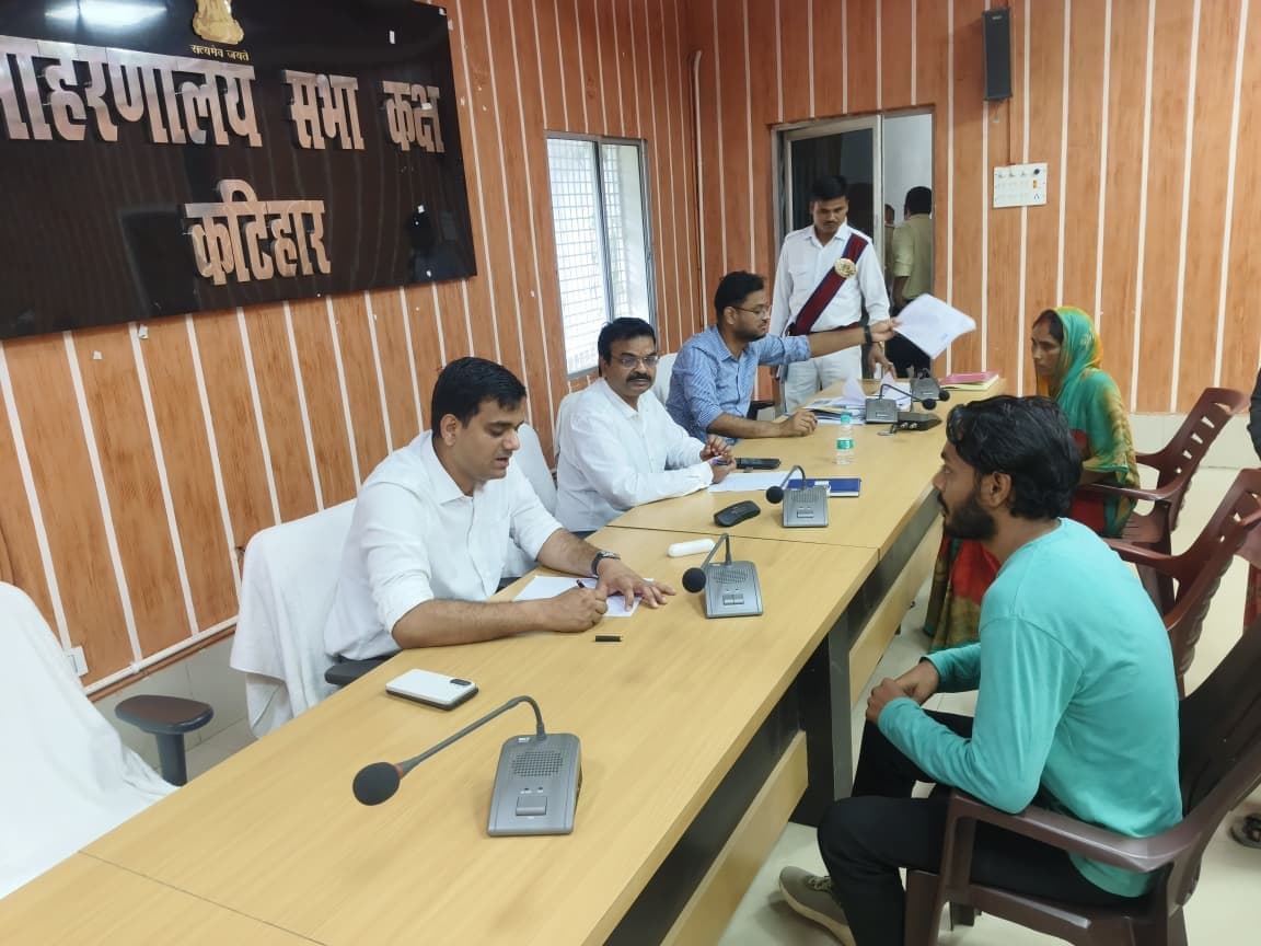 डीएम जनता दरबार 26 लोगों की समस्याओं से हुए रूबरू