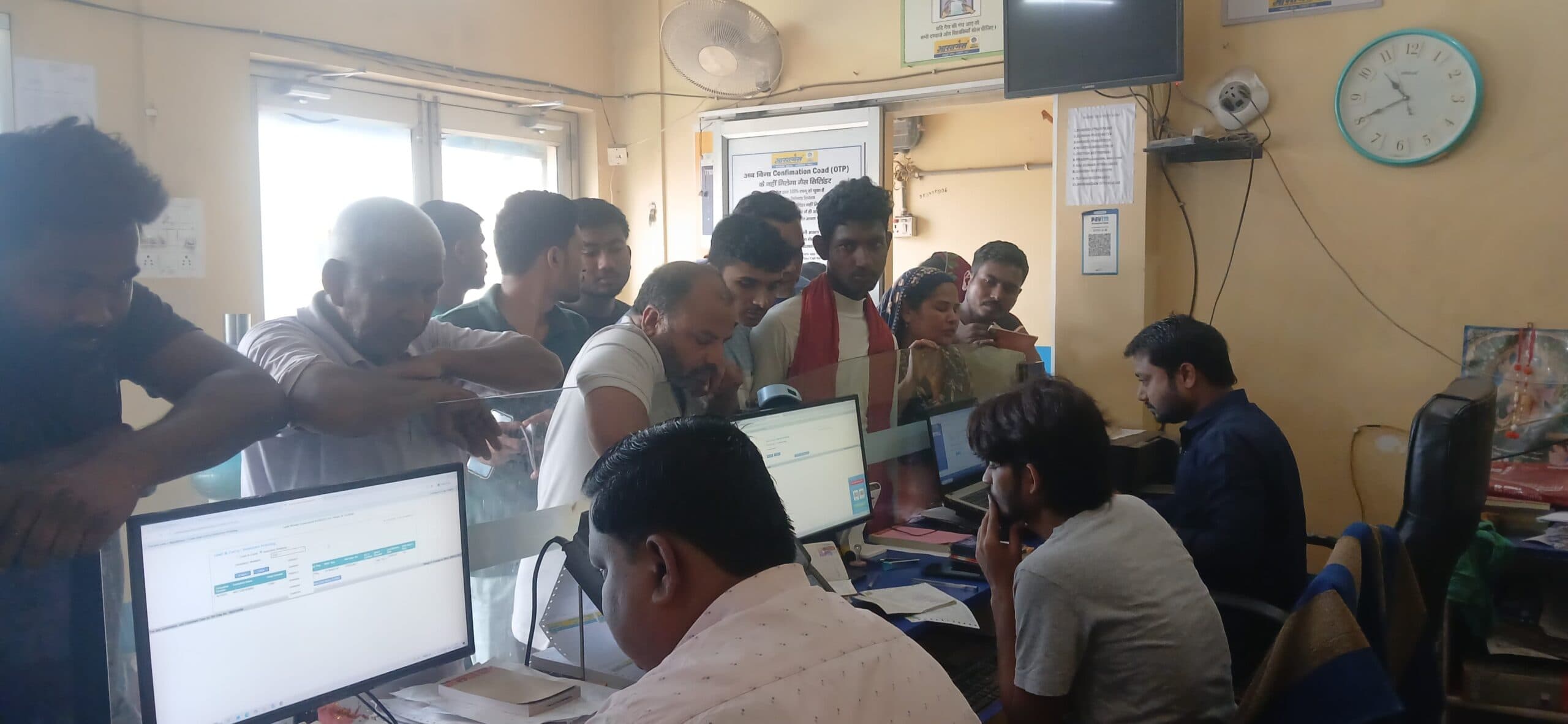 गैस आपूर्ति में कमी की अफवाह से उपभोक्ताओं का एजेंसी पर बढ़ी भीड़