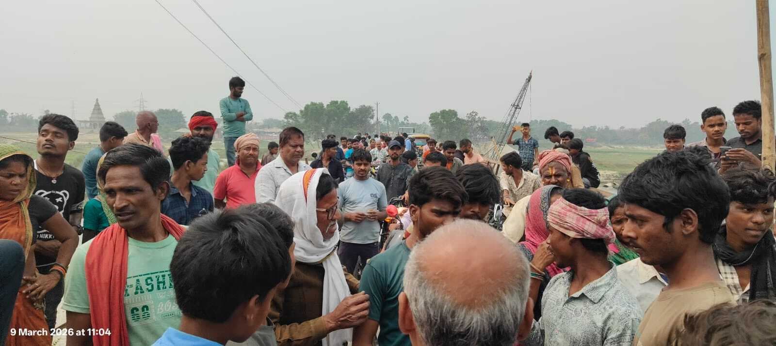 बिजली कनेक्शन काटे जाने के विरोध में किया सड़क जाम