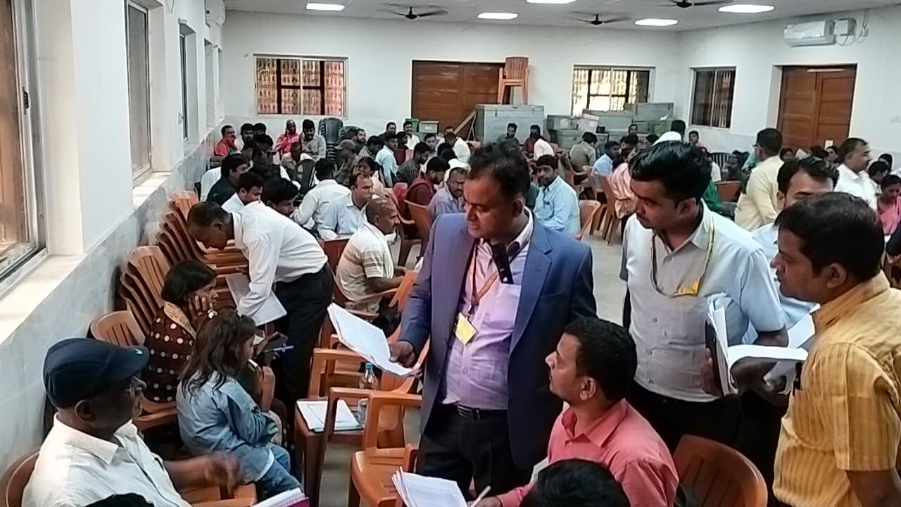 कार्य में लापरवाही किसी भी हाल में बदार्श्त नहीं: डीएम